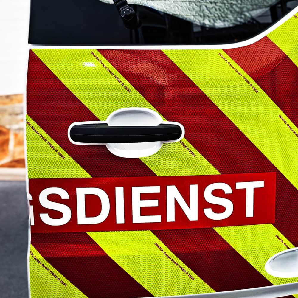 Tür eines Einsatzwagens mit VC 612 Diagonalstreifen rot/fluor-lime um Griff