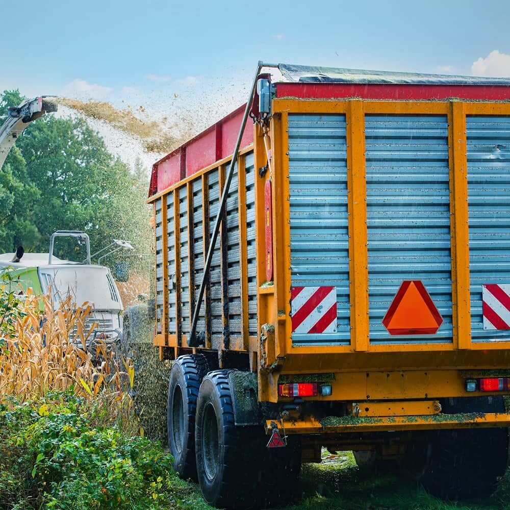 Warntafel ECE 69 fürangebracht auf einem Alu-Träger am Anhänger eines Traktoren