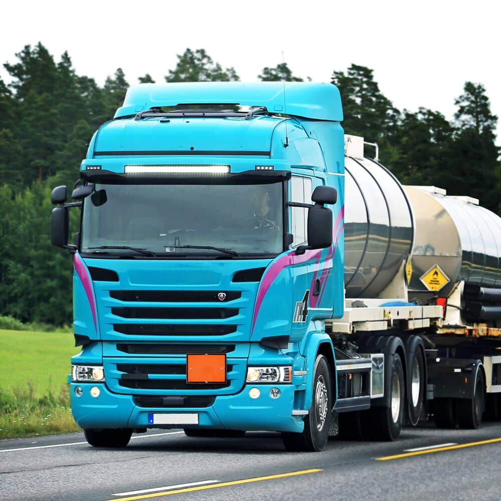 Lkw mit montierter horizontal klappbarer ADR-Stahltafel ohne Nummern