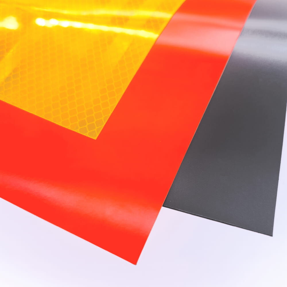 Eckdetail zeigt Folien und schwarze, magnetische Rückseite