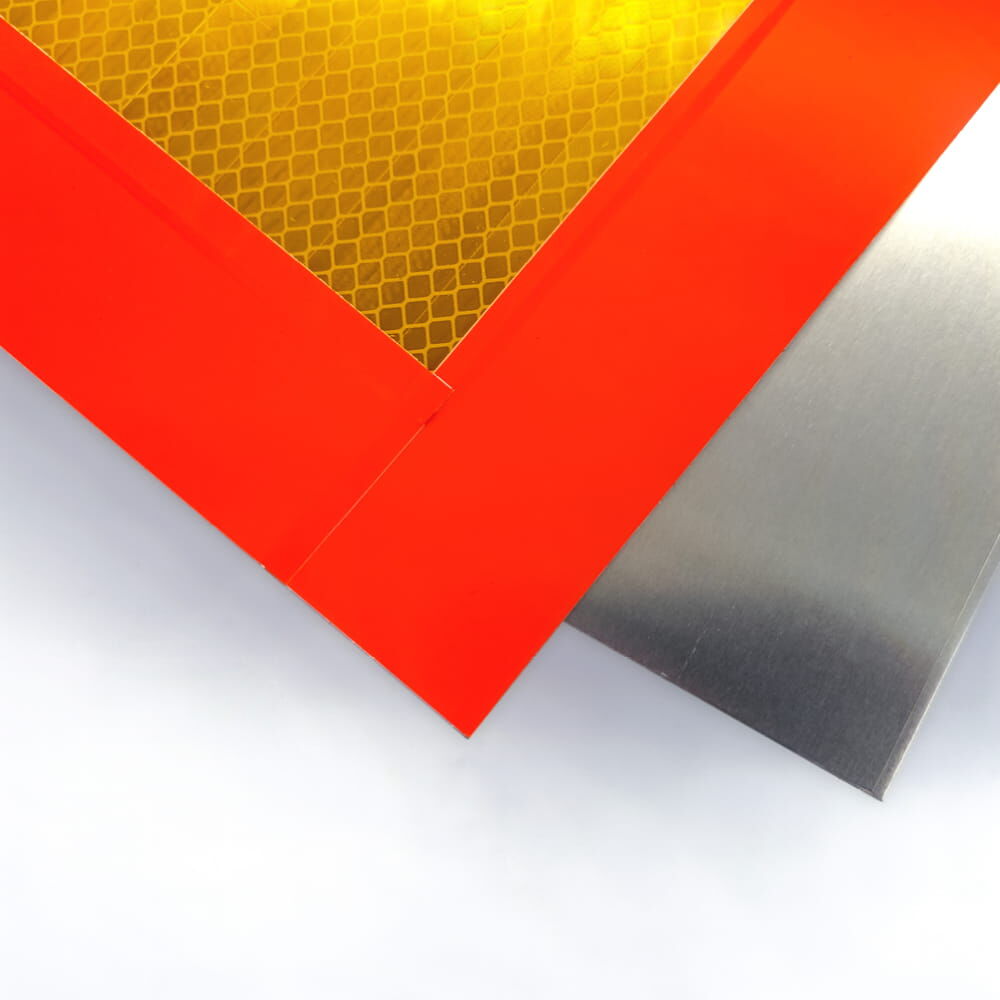 Eckdetail zeigt Folienschicht auf Alu-Träger