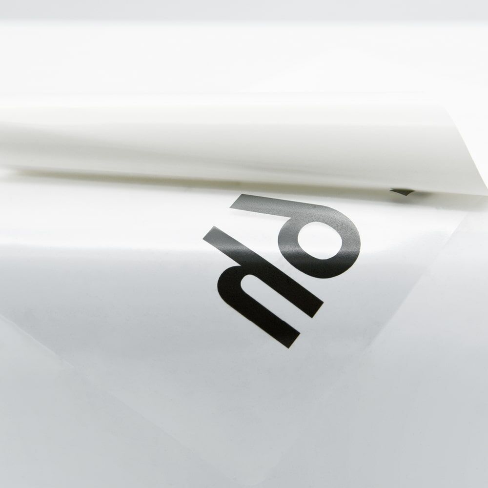 Nahaufnahme des bedruckten Overlays beim Abziehen vom Trägermaterial