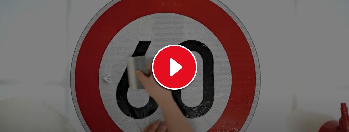 Youtube Vorschaubild zeigt Blanko-Verkehrszeichen im Anschnitt auf dem ein bedrucktes Overlay 60kmh aufgerakelt wird 