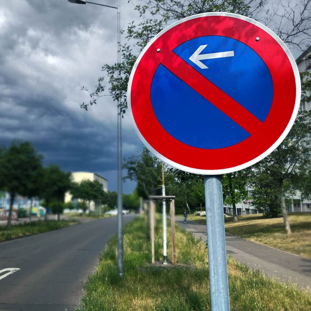 Eingeschränktes Haltverbot links an Straße