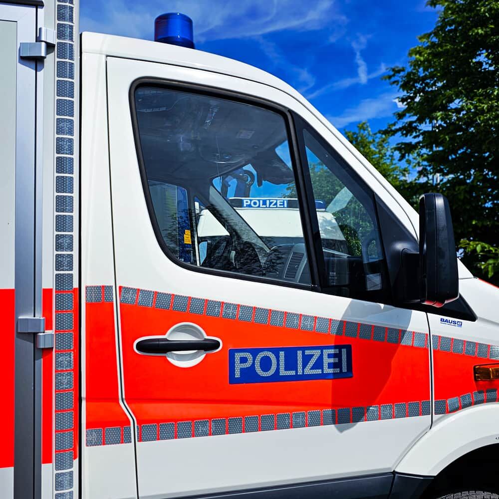 Seitenansicht Einsatztransporter, blauer POLIZEI-Schriftzug auf Orafol ORALITE Reflexfolie