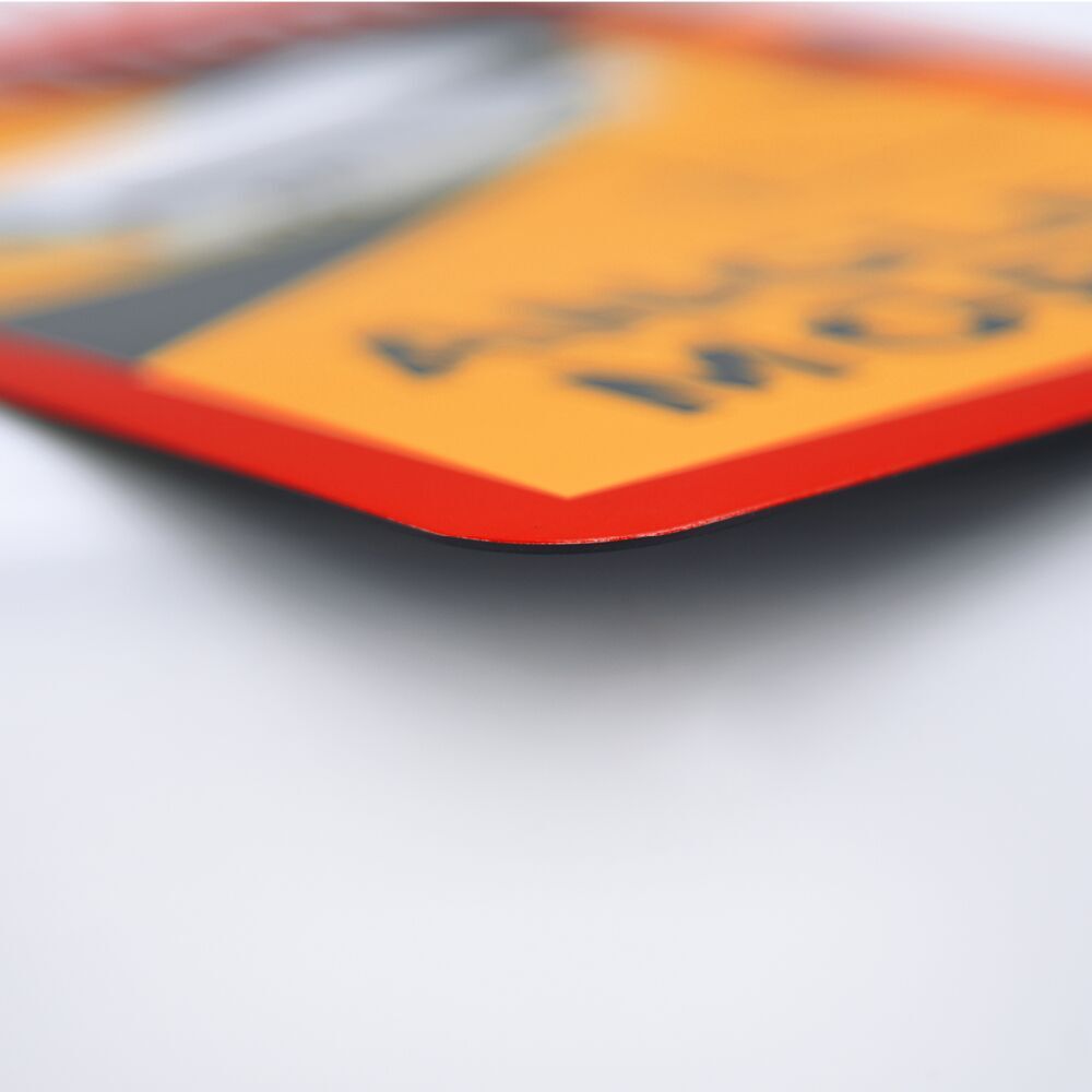 Seitliche Ansicht: Dünnes, biegsames Magnetschild mit abgerundeten Ecken