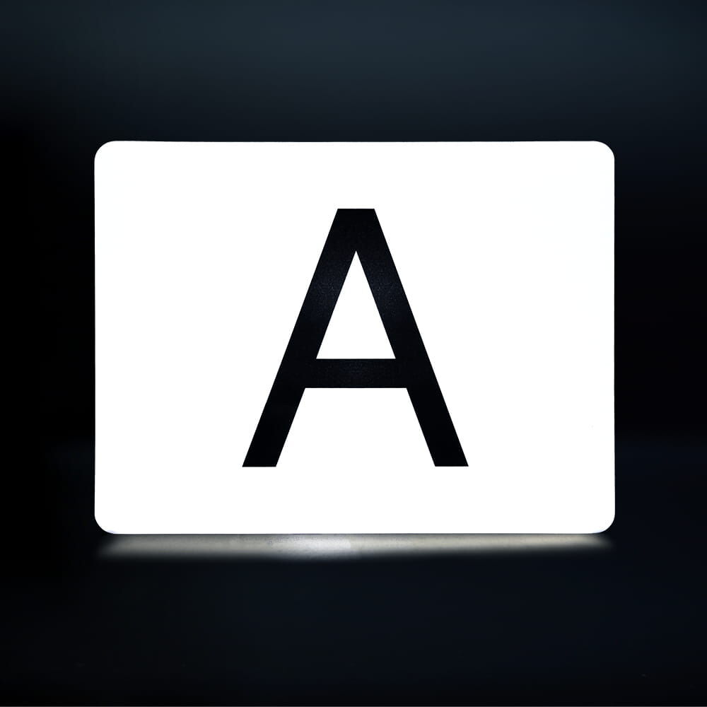 A-Schild magnetisch im Dunkeln angestrahlt – reflektiert hell