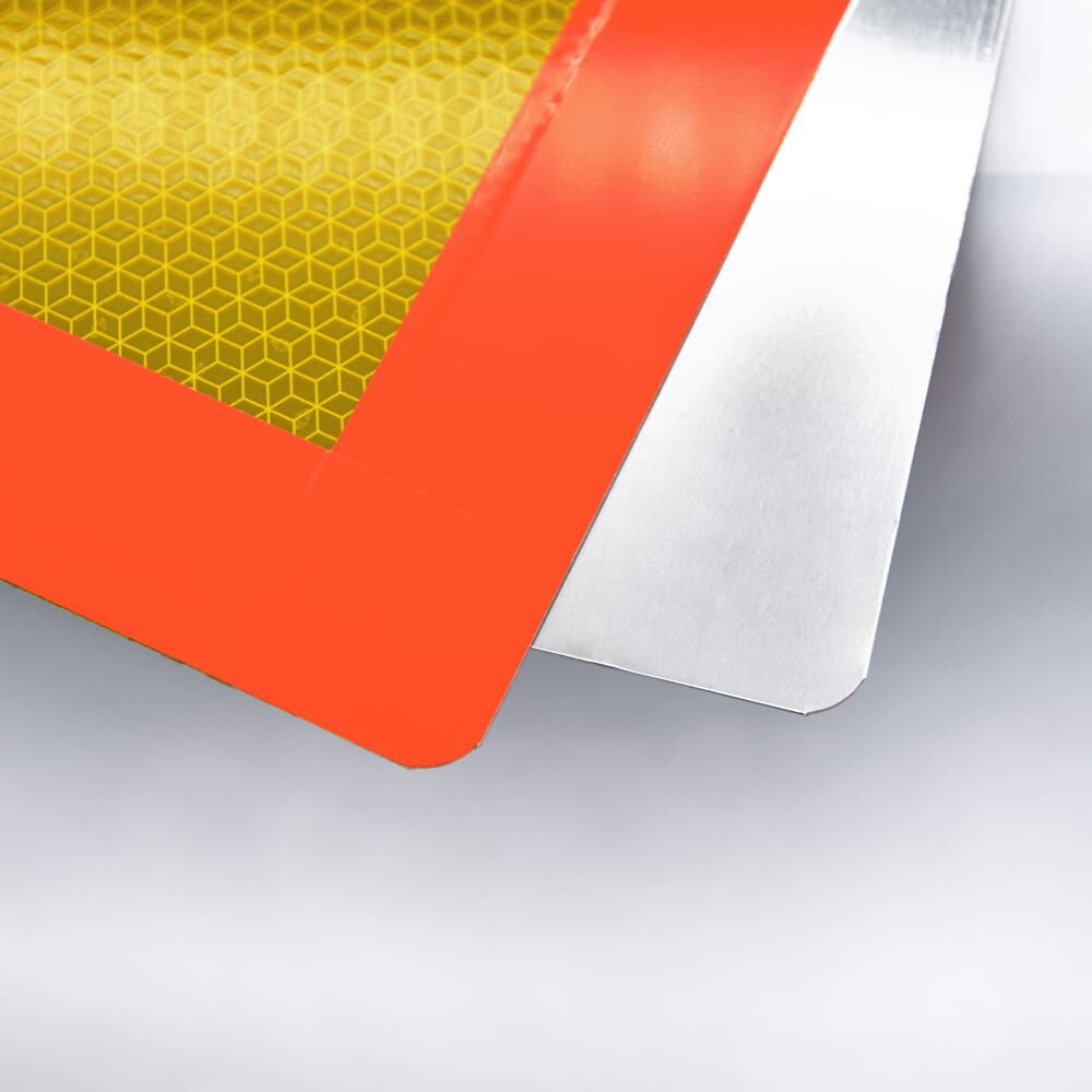 Eckdetail zeigt Folienschicht auf Alu-Träger