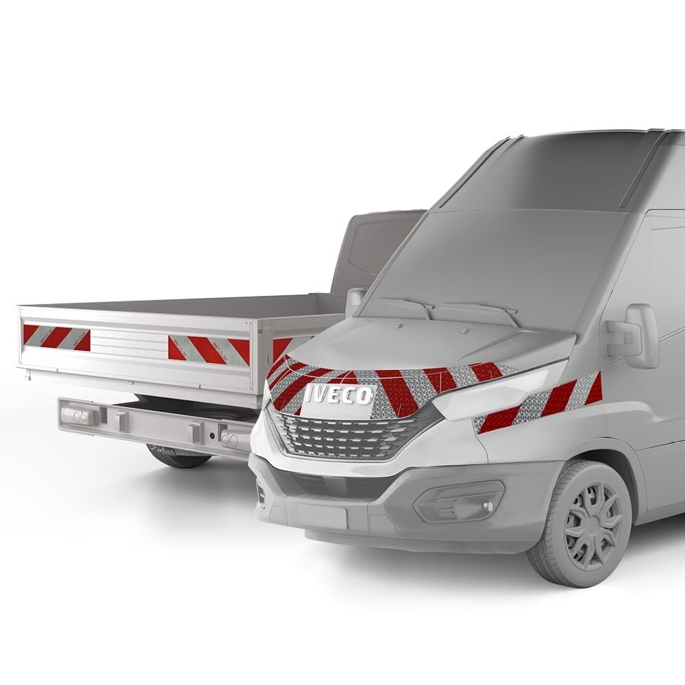 Iveco Daily VII mit Komplettwarnmarkierungssatz an Front, Seite und Ladefläche, Baujahr 2020