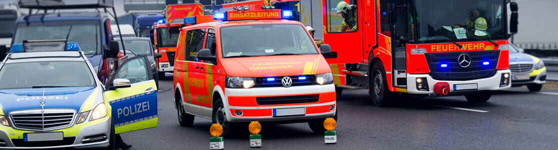 Titelbild Themenseite Einsatzfahrzeuge Das Titelbild der Themenseite Einsatzfahrzeuge zeigt einen Autobahngroßeinsatz von Feuerwehr-, Rettungsdienst- und Polizeifahrzeugen