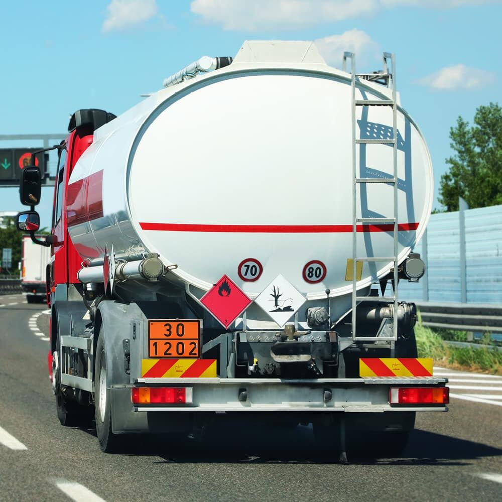 Anwendungsbild zeigt Heckwarnmarkierung am Heck eines LKW