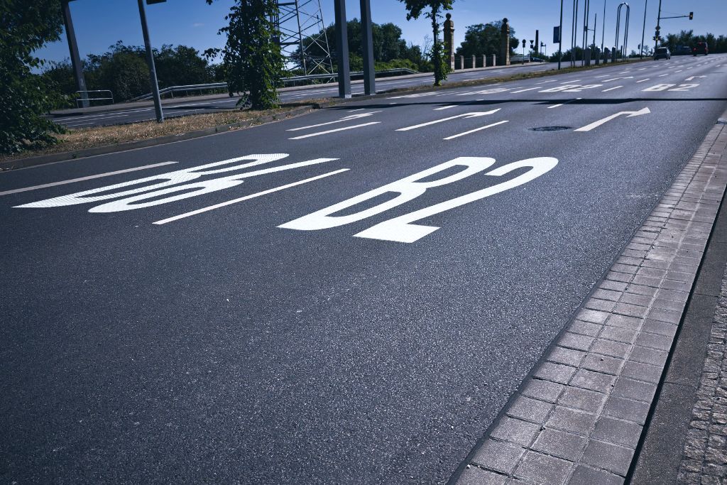 Anwendungsbeispiel in realer Verkehrsumgebung: Beschriftung zweier Bundesstraßen auf der Fahrbahn