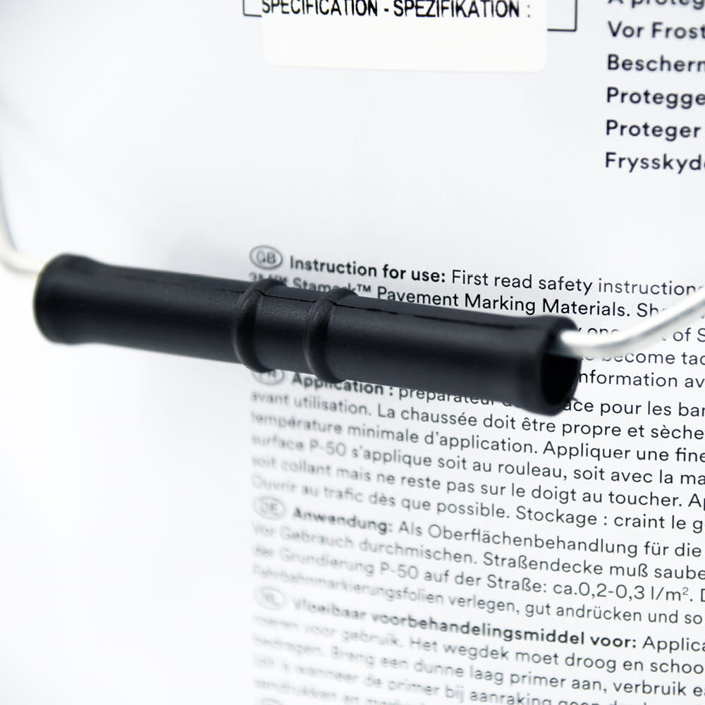 Schwarzer Kunststoffgriff am Drahtbügel des 20-l-Eimers 3M P50, Textetikett unscharf