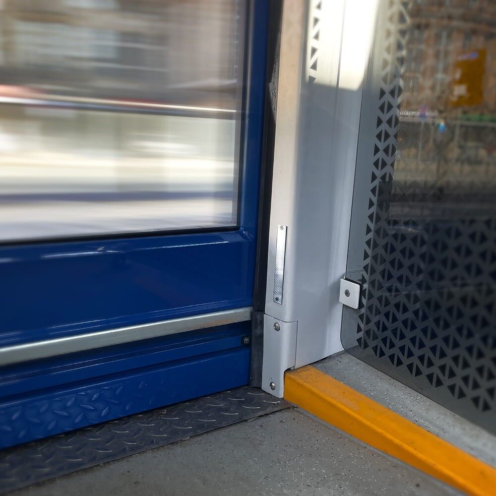 Schmaler 3M Reflexstreifen 3930 am Türrahmen einer Straßenbahn für bessere Sichtbarkeit.
