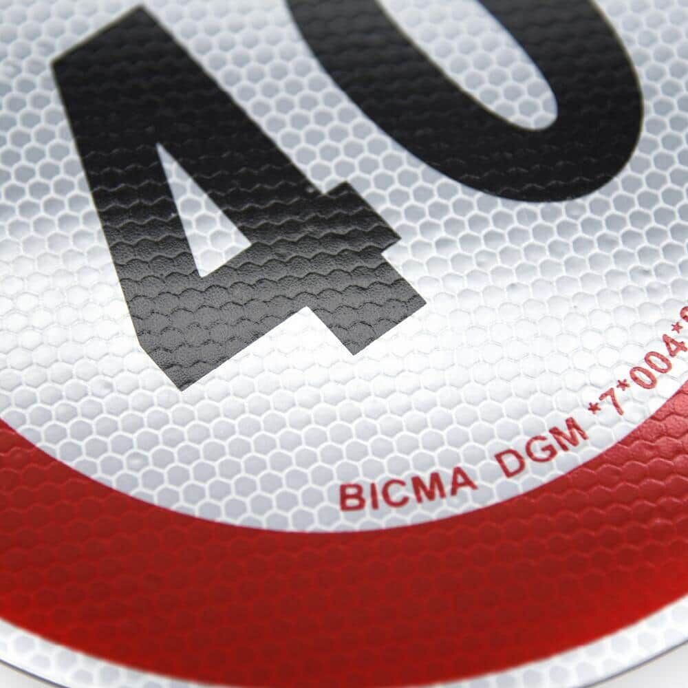 Makroaufnahme der strukturierten Oberfläche mit Aufdruck BICMA und Zahl 40