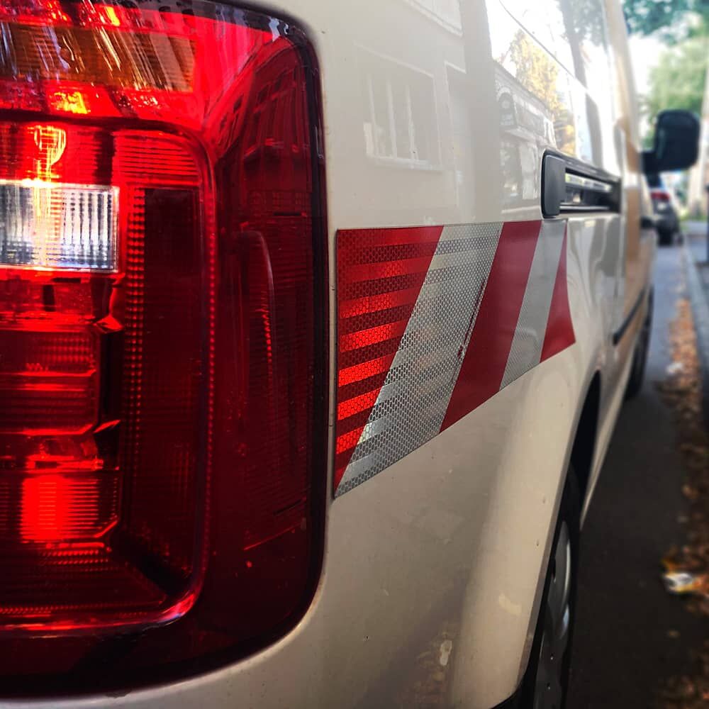 Rot-weißer Warnstreifen 3M 823i auf Transporter bei Tageslicht montiert