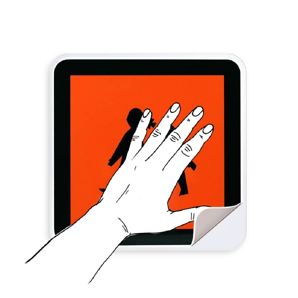 Hand befestigt Schulbusschild auf quadratischem Aufbewahrungsträger