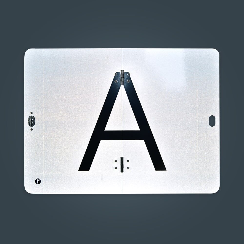 A-Tafel ohne Kantenschutz, reflektiert auf dunklem Hintergrund.