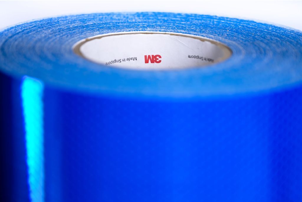 Rollenkern der blauen Verkehrszeichenfolie 3M 4090 mit 3M-Aufdruck