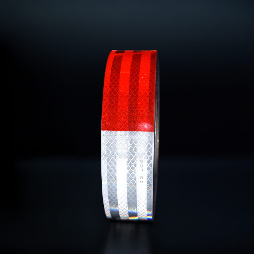 3M 983-326 rot/weiß Großrolle im Studio, reflektiert hell auf schwarzem Grund.