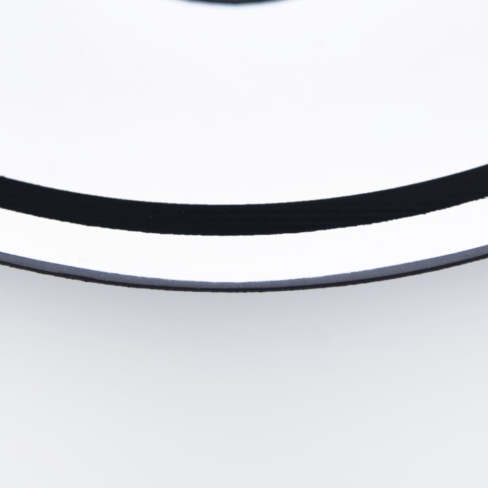 Magnetisches Geschwindigkeitsschild im Anschnitt, schwarzer Rand sichtbar