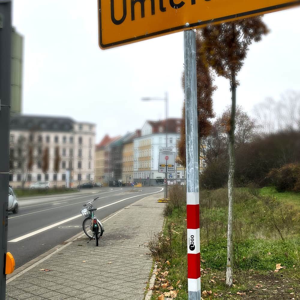 Anwendung: Aufkleber am Pfosten unter Ortsschild an Fahrbahn