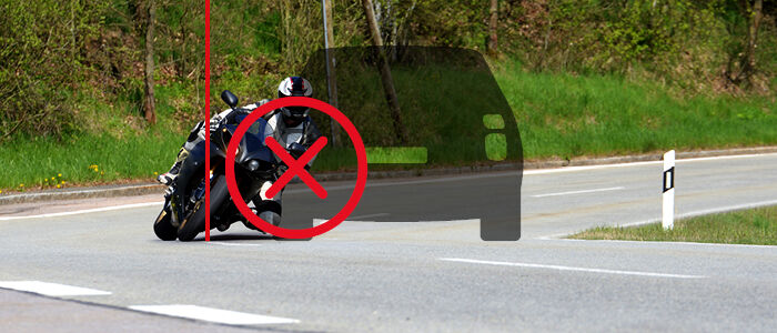 Motorradfahrer fährt die Kurve falsch, mit rotem Kreuz markiert