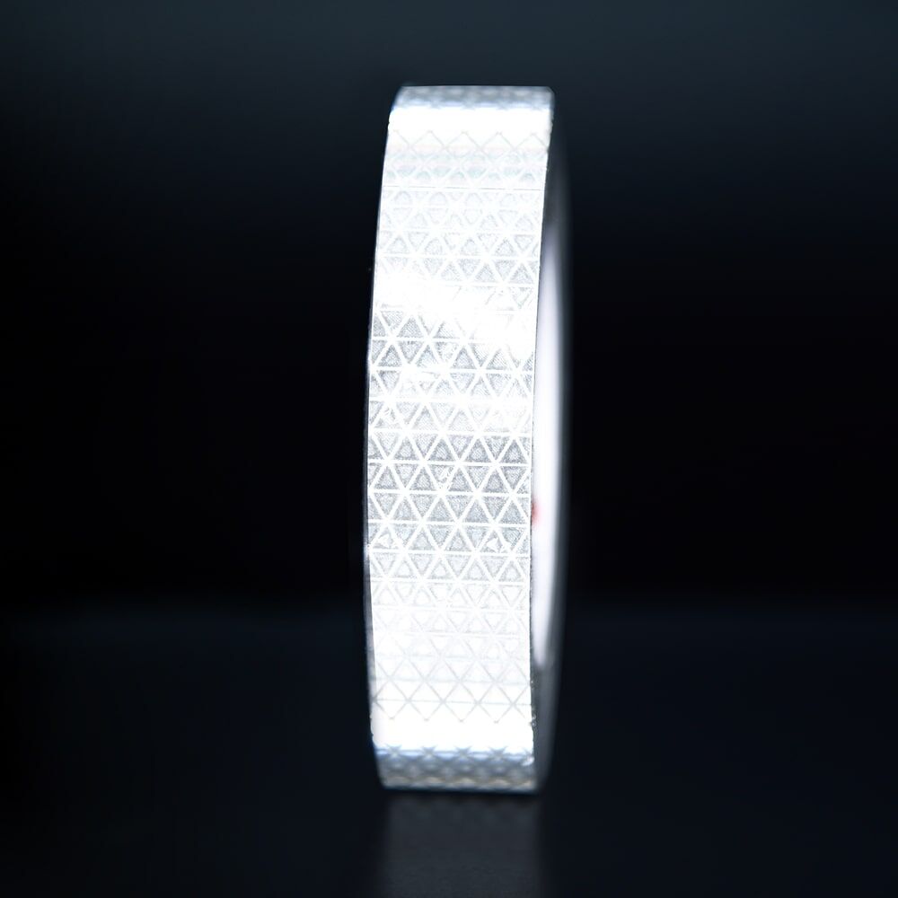 25 mm Rolle Orafol ORALITE Reflexband VC 612 weiß, reflektierend vor dunklem Hintergrund
