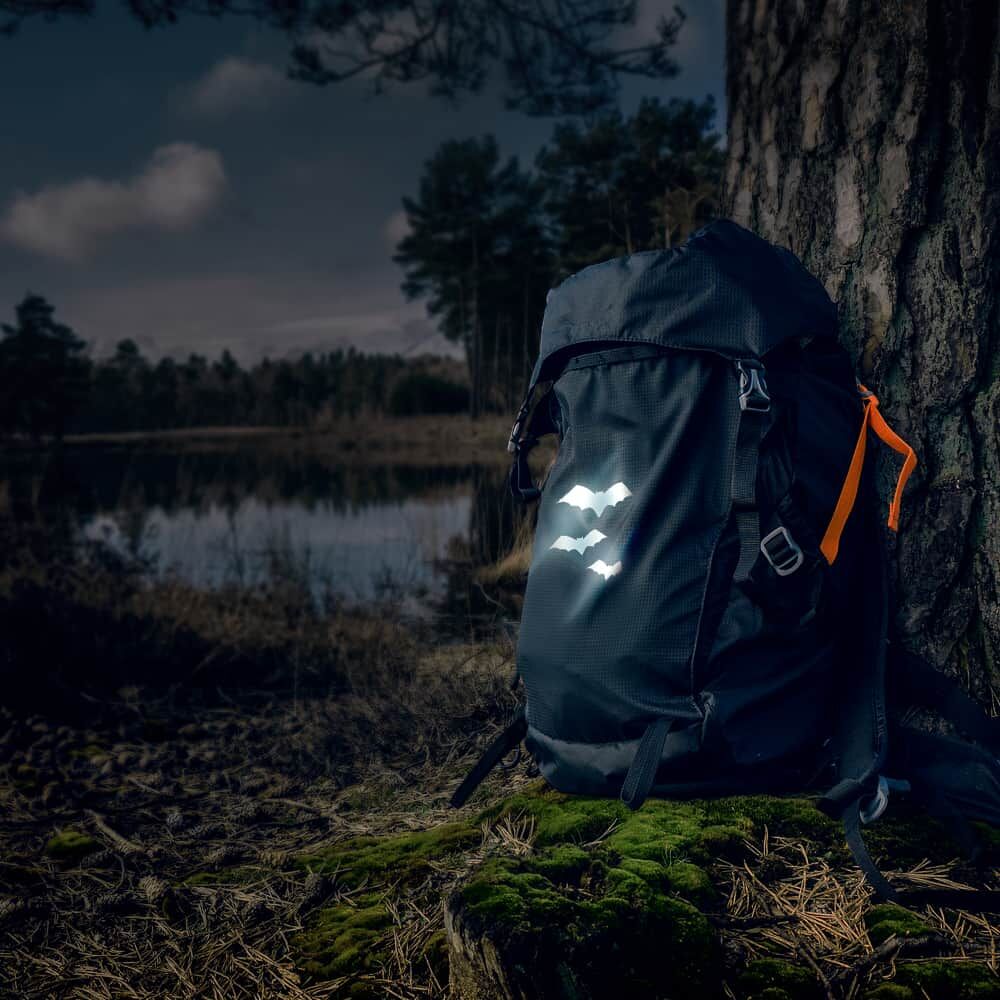 Gleicher Rucksack bei Nacht, Fledermaus-Aufbügler reflektieren im Licht