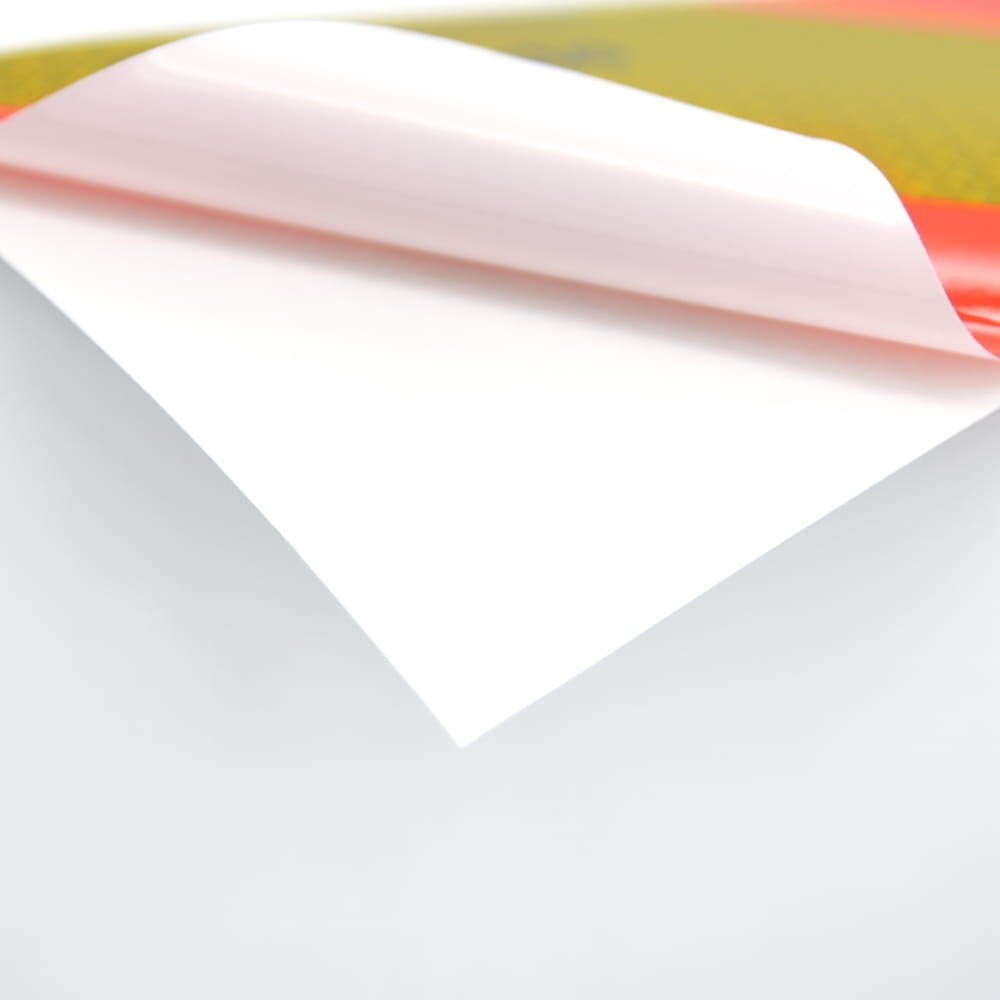 Eckdetail zeigt abgezogene, selbstklebende Folie und Trägerpapier