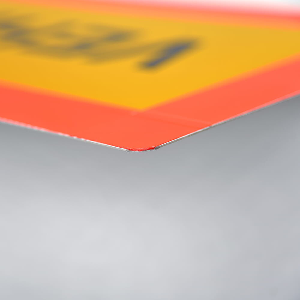Seitliche Detailansicht der Aluminiumtafel mit abgerundeter Ecke