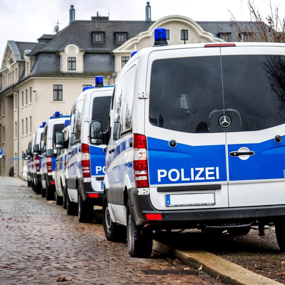 Polizeivans mit blauer ORACAL 977 Folierung in Reih e – Anwendung im Straßen­einsatz