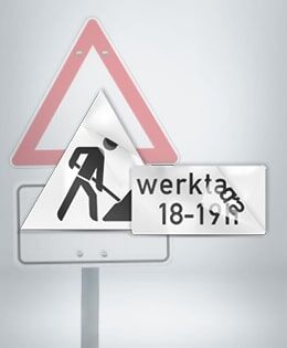 Ein Verkehrsschild für Bauarbeiten mit dreieckigem Warnzeichen und Zusatzschild "werktags 18-19h".
