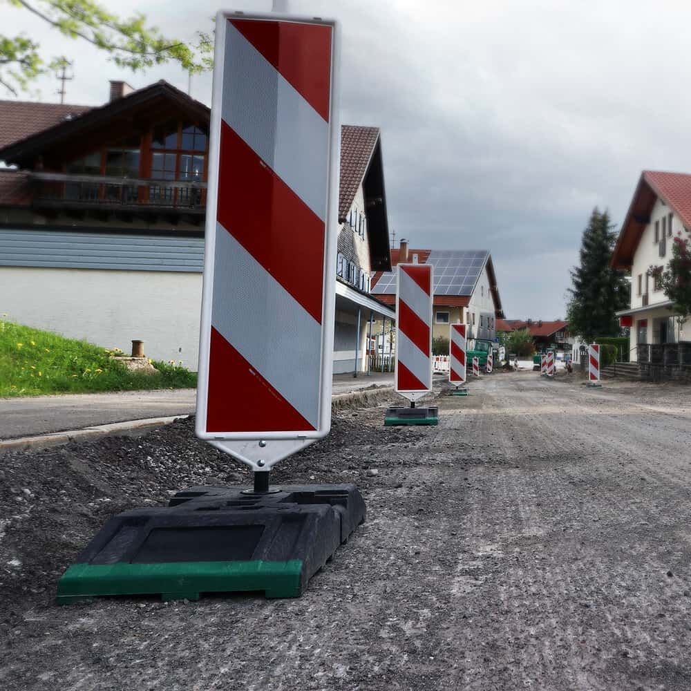 Baustelle: Warnbake mit ORALITE 5931 Bakenfolie rot-weiß leitet Verkehr sicher um