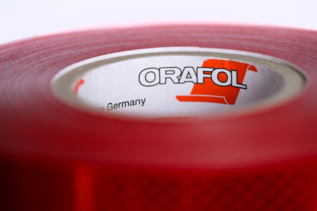Detailansicht des Rollenkerns der roten ORAFOL 6910 Reflexfolie