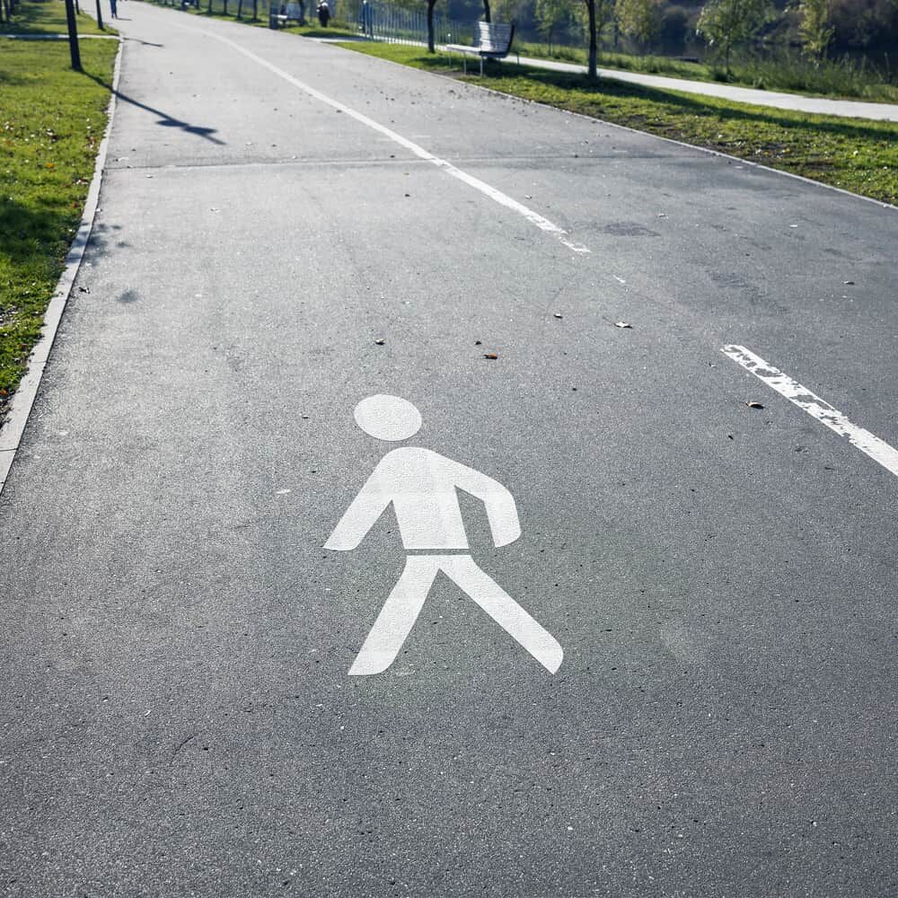 Fußgänger-Piktogramm in Weiß zur Flächenmarkierung auf Rad- oder Gehweg