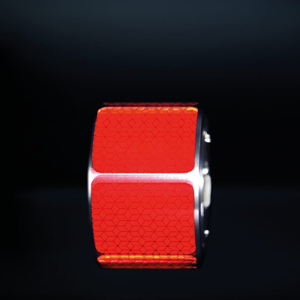 Rote VC104+ CG Rolle, Segmente reflektieren vor dunklem Hintergrund