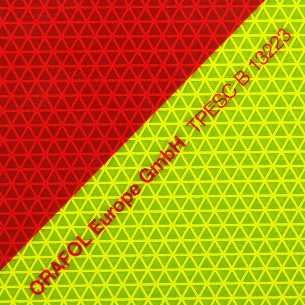 Detailaufnahme Mikroprismenmuster der ORALITE VC 612 Folie mit schräger Fluorlime-Rot-Teilung.