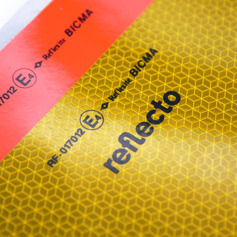 Makro der Wabenstruktur mit reflecto Logo auf Heckwarntafel