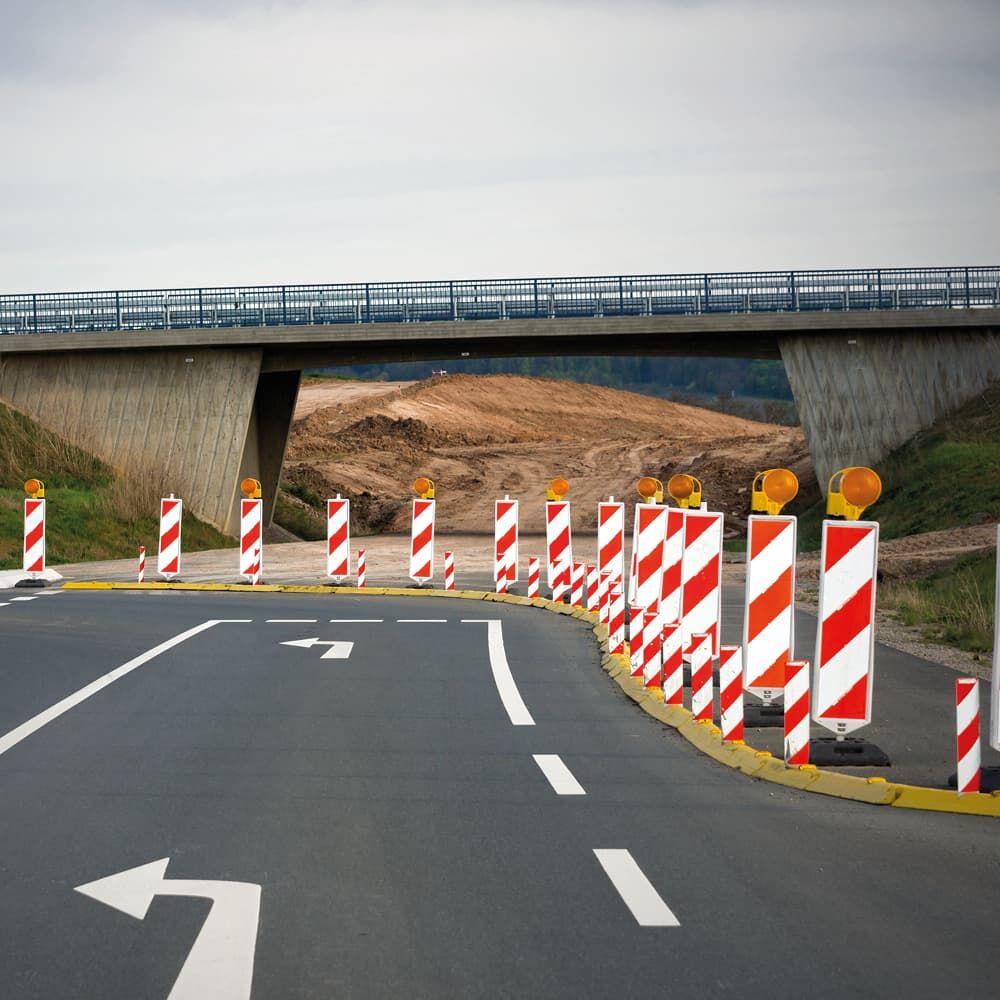 Baustelle: Warnbaken mit Orafol 5931M Folie leiten Verkehr um