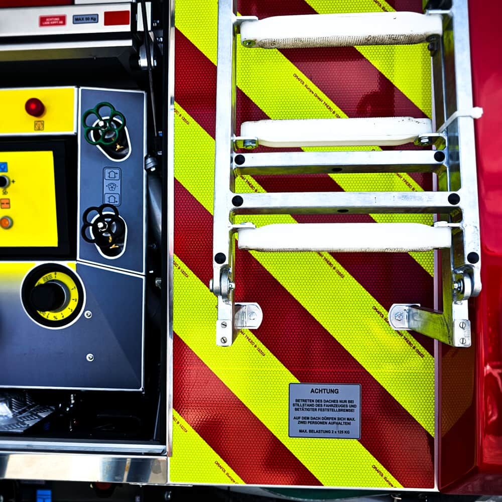Bedienpult + Leiter am Feuerwehrwagen, ORALITE VC 612RA Diagonalfolie rot-gelb