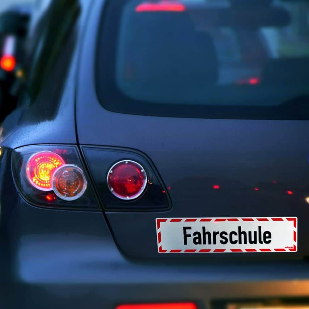 Anwendungsbild: montiertes „Fahrschule“ Hinweisschild am Heck eines PKWs