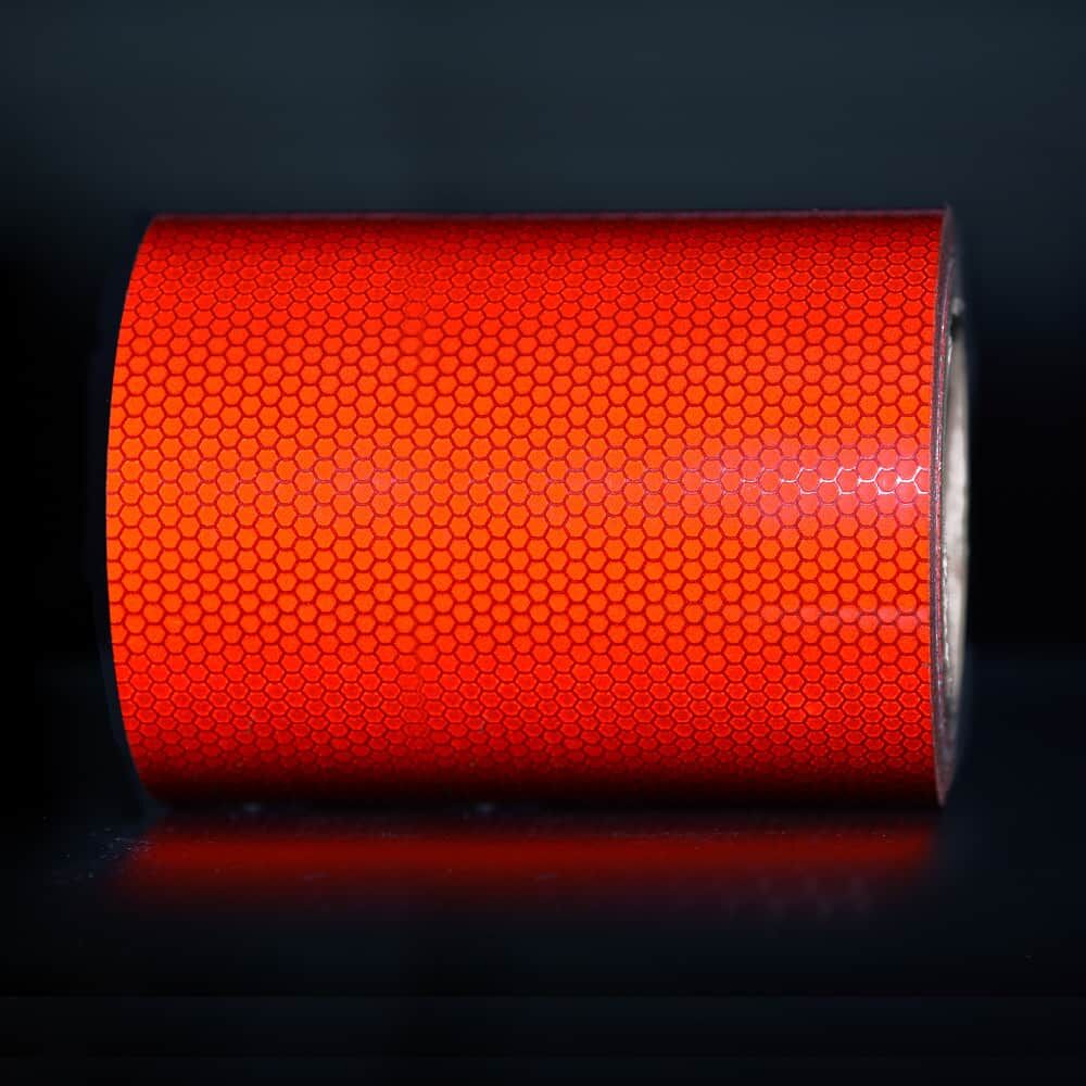 Reflektorband-Rolle in rot, 150 mm, in Dunkelheit, zeigt starke Reflexion