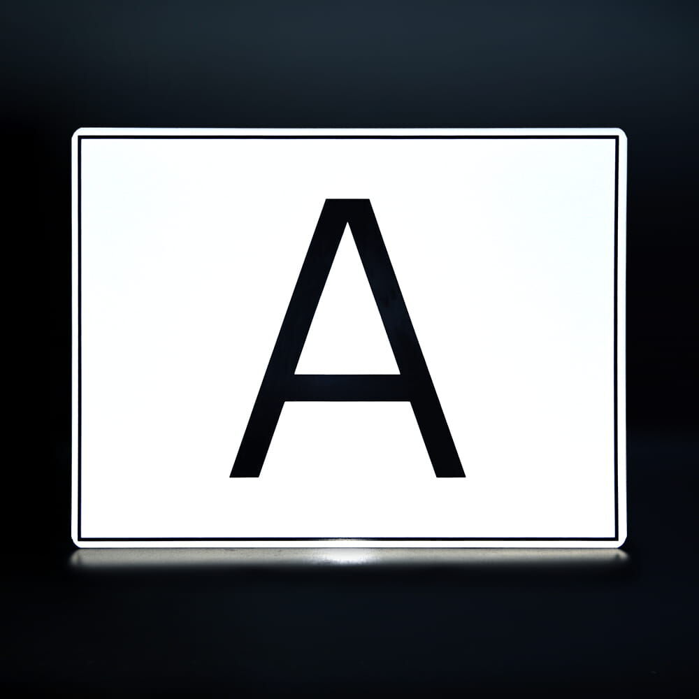A-Tafel Aluminium starr vor dunklem Hintergrund gezeigt, satrk reflektierend
