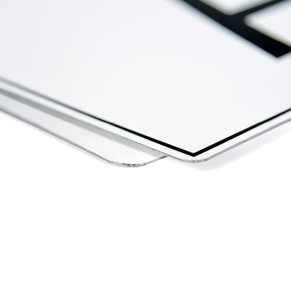 Detailkante der starren Aluminium-Tafel, Materialstärke und Randprofil sichtbar.