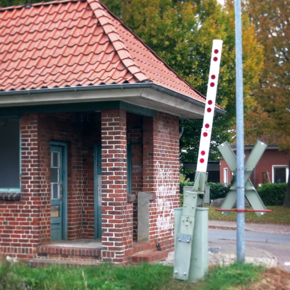 Schrankenbaum mit roten Reflexkreisen ORALITE 5810 für bessere Sichtbarkeit