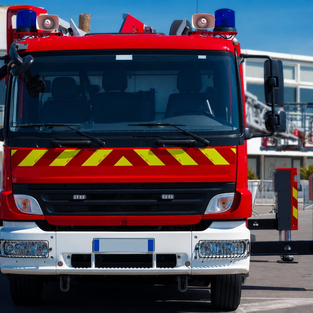 Feuerwehrfahrzeug mit reflecto VC612 Warnmarkierung in fluor-lime/rot an der Front