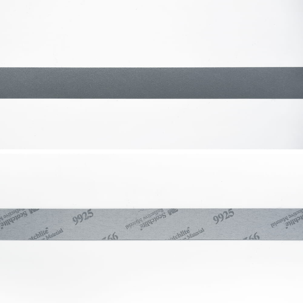 Detail: flach ausgelegte Streifen des Reflexgewebes sowie der Rückseite