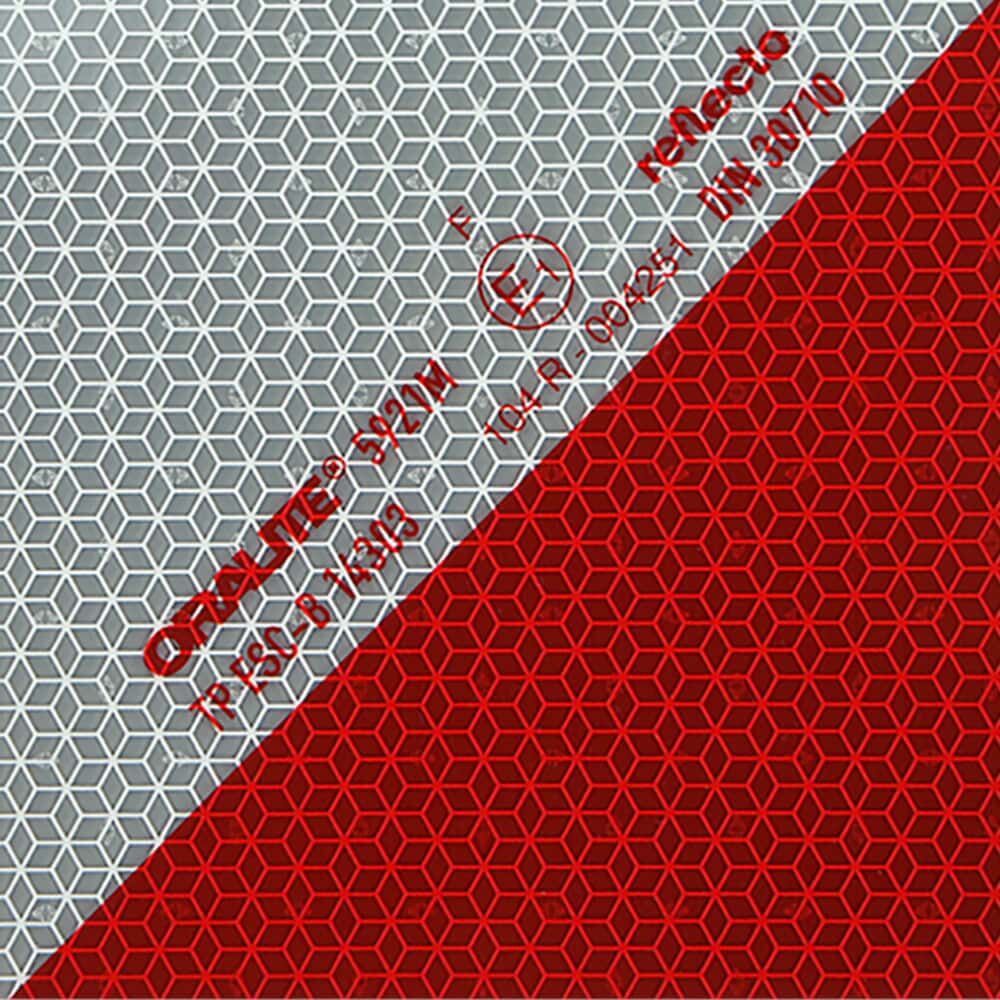 Nahaufnahme 5921M-Muster: rot/weißes Wabendesign mit Produktaufdruck.
