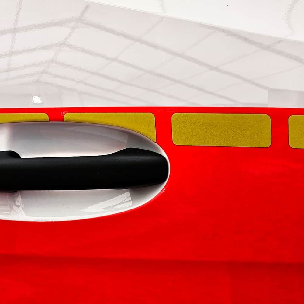 Türgriff eines Einsatzfahrzeugs mit applizierter gelber Konturmarkierung in Gaps-Form